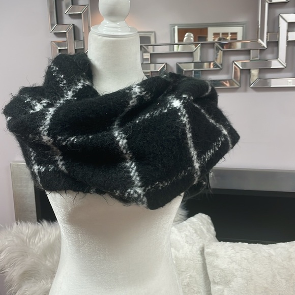 Victoria's Secret scarf - Picture 3 of 4